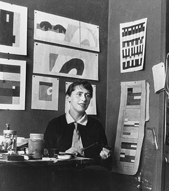 1927, Strasbourg, Sophie Taeuber dans son atelier-bureau de l'Aubette. Archives Fondation Arp. Droits réservés (recadré).