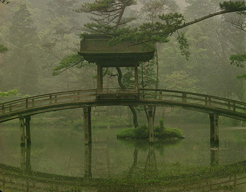 Ken Domon (1909-1990), Pont Musaibashi de l’étang Garyô-ike, temple Eihô-ji, Gifu, 1962. Ken Domon Museum of Photography.