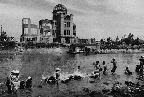 Ken Domon (1909-1990), Le Dôme de la bombe atomique et la rivière Motoyasu photographie de la série Hiroshima, 1957. Ken Domon Museum of Photography.