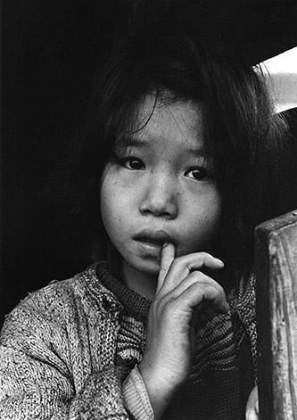 Ken Domon (1909-1990), Soeurs sans leur mère. photographie de la série Les enfants de Chikuhô, 1959. Ken Domon Museum of Photography.