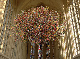 🔊 “Arbre de Vie” Une installation spectaculaire de Joana Vasconcelos, à la Sainte-Chapelle du château de Vincennes, du 28 avril au 3 septembre 2023