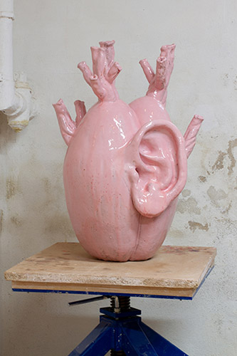 Nour Fog, Coeur d’oreille, 2023Sculpture en argile et son englobe,prête pour la cuisson. © Nour Fog.
