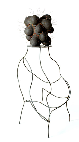 Nour Fog, Bulle du Monde, 2023. Sculpture suspendue en céramique et fil de cuivre. © Nour Fog.