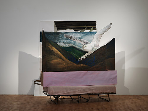 Mathilde Rosier, The Chamber, 2007. Gouache sur papier, carton, lit, 170 x 180 x 170 cm. Courtesy de l'artiste et la galerie Kadel Willborn.