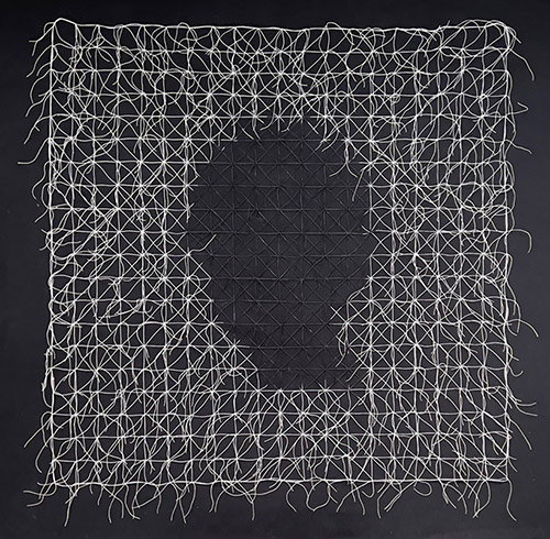 Milton Becerra, La Reine, 2022, maille en fibre de lin, 100 x 100 cm © Photo Milton Becerra.
