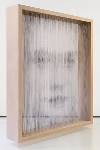 Laurent Lafolie, U∩.11, 2023. Superposition de 11 visages, impression jet d’encre pigmentaire charbon sur 11 fils de soie naturelle, pièce unique – 105 x 82 x 16 cm.