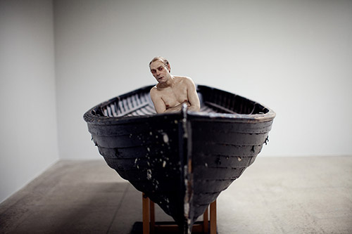 Ron Mueck, Man in a Boat (2002). © Ron Mueck. Collection privée. Photo © Thomas Salva / Lumento.