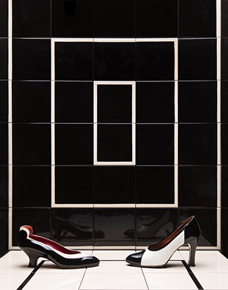 Chaussures de cuir vernis. Collection haute couture printemps-été 1979. Collection SAINT LAURENT rive gauche printemps-été 1983. © Yves Saint Laurent. Décor Claudia Wieser. © Photo Thibaut Voisin.