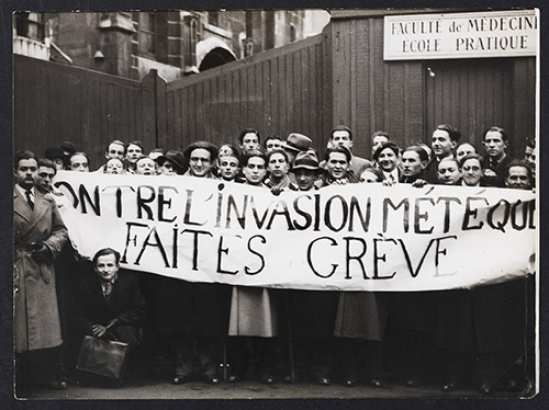 Grève des étudiants en médecine « Contre l’invasion métèque », 1935, Musée national de l’histoire de l’immigration © EPPPD-MNHI.