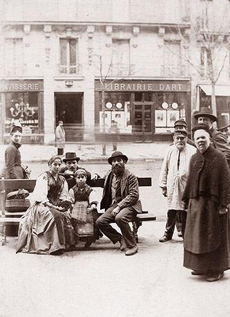Famille napolitaine à Paris, Boulevard Saint-Germain, vers 1880, Musée national de l’histoire de l’immigration © EPPPD-MNHI.