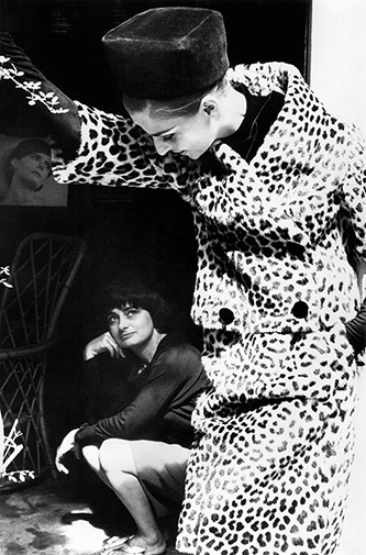 Frank Horvat, Iris Bianchi et Agnès Varda, Paris, haute couture française, pour Harper’s Bazaar, 1962. Tirage jet d’encre moderne.