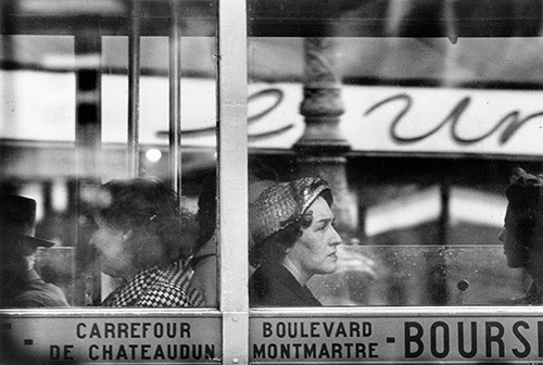 Frank Horvat, Paris au téléobjectif, bus, 1956. Tirage argentique moderne.
