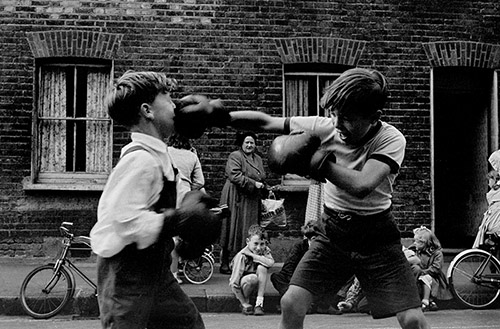 Frank Horvat, Combat de boxe entre enfants, Lambeth, Londres, Angleterre, 1955. Tirage argentique moderne.