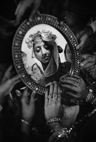 Frank Horvat, Jeune marié découvrant le visage de sa femme dans un miroir, Lahore, Pakistan, 1952. Tirage argentique moderne.