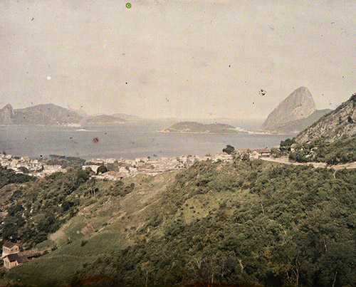 Santa Teresa, palais du Catete au fond à gauche, Pão de Açúcar (Pain de Sucre) à droite. Rio de Janeiro, Brésil, septembre 1909. Autochrome, 9 x 12 cm, inv. A69810. © Musée départemental Albert-Kahn, Département des Hauts-de-Seine.