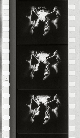 Jean Genet, Un chant d’amour, v. 1949-1950, film cinématographique 35 mm noir et blanc, silencieux, 26 min 20 s, Centre Pompidou, Mnam-CCI, Paris, achat en 1989, © Jean Genet. Photo © Centre Pompidou, MNAM-CCI/Dist. RMN-GP.