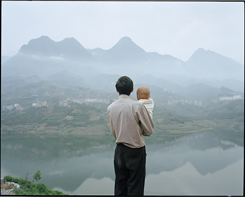 Luo DAN, Three Gorges Zigui Hubei, March 9 2006, Série « China Route 318 », 2006, 100 x 120 cm, Tirage argento-numérique Lambda – Courtesy de l’artiste et Collection d’art Société Générale.
