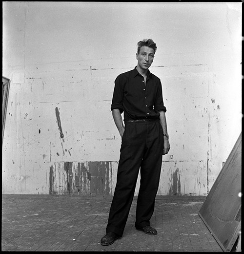 Nicolas de Staël dans son atelier rue Gauguet, été 1954. Photo © Ministère de la Culture - Médiathèque du patrimoine et de la photographie, Dist. RMN-Grand Palais / Denise Colomb. © RMN-Grand Palais.