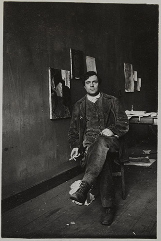 Anonyme, Modigliani dans son atelier, rue Ravignan, 1915. Photographie 8,5 x 5,9 cm. Paris, musée de l'Orangerie, don de M.Alain Bouret. Photo © RMN-Grand Palais (musée de l'Orangerie) / Archives Alain Bouret, image Dominique Couto.