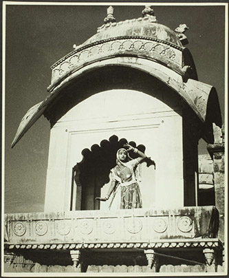 A Rajasthani girl, 1930-1950. Tirage sur papier baryté, 23,7 x 29 cm. © musée du quai Branly - Jacques Chirac.