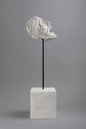 Alberto Giacometti, Tête sur tige, 1947. Plâtre, 54 x 19 x 15 cm. Fondation Giacometti. © Succession Alberto Giacometti / Adagp, Paris 2023.