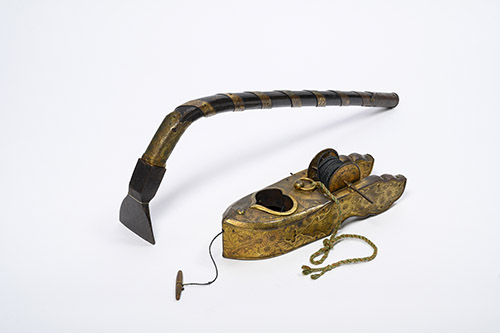 Herminette et traceur de charpentier (sumitsubo) utilisés lors de cérémonies. © Takenaka Carpentry Tools Museum. 