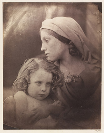 Julia Margaret Cameron, La Madonna Aspettante / Yet a little while [La Madonne qui attend / Encore un peu], 1865 Tirage albuminé. © The Royal Photographic Society Collection at the V&A, acquired with the generous assistance of the National Lottery Heritage Fund and Art Fund.