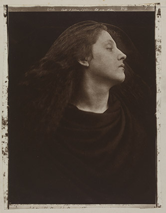 Julia Margaret Cameron, Call, I Follow, I Follow, Let Me Die! [Appelle et je viens, je viens ! Laissez-moi mourir], 1867. Tirage au charbon. © The Royal Photographic Society Collection at the V&A, acquired with the generous assistance of the National Lottery Heritage Fund and Art Fund.