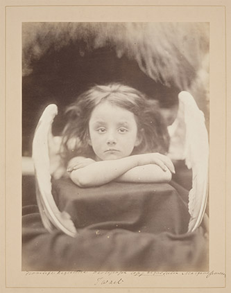 Julia Margaret Cameron, I Wait [J’attends], 1872. Tirage albuminé. © The Royal Photographic Society Collection at the V&A, acquired with the generous assistance of the National Lottery Heritage Fund and Art Fund.