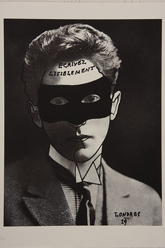 Jean Cocteau, Autoportrait masqué, «Ecrivez lisiblement», 1919. Lithographie,75 x 60 cm. Musée Jean Cocteau, Menton © ADAGP Paris, 2023. Photo © Musée Jean Cocteau collection Séverin Wunderman, Menton / Serge Caussé.