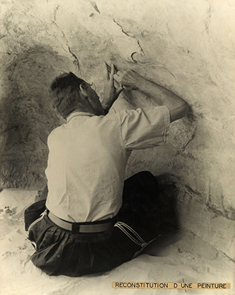 Henri Lhote relevant, expéd. Lhote, Tassili n'Ajjer, Algérie, 1956-57. © MNHN - Labo Préhistoire.