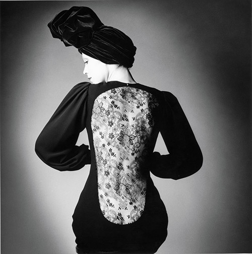 Robe du soir portée par Marina Schiano, collection haute couture automne-hiver 1970. Photographie de Jeanloup Sieff. © Yves Saint Laurent. © Estate Jeanloup Sieff.
