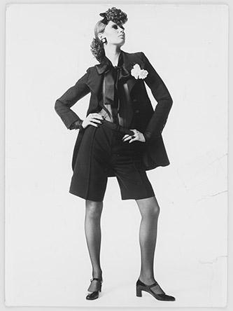 Smoking porté par Danielle Luquet de Saint Germain, collection haute couture printemps-été 1968. Photographie de Peter Caine. © Yves Saint Laurent. © Peter Caine (Sydney).