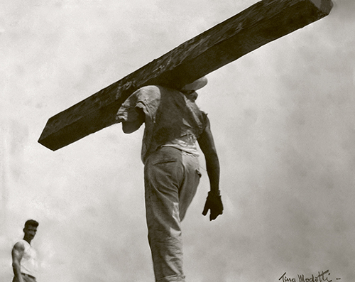 Tina Modotti, Homme portant une poutre, 1928. Collection et archives de la Fundación Televisa, Mexico.