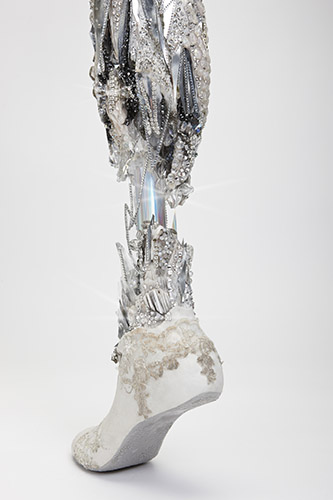 Sophie de Oliveira Barata, Crystal nexus, 2024. Verre et cristaux. © Omkaar Kotedia.