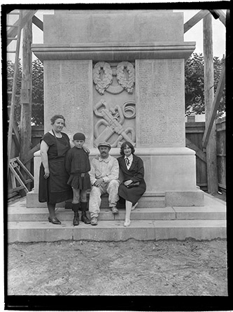 Anonyme, Quatre personnes auprès du socle du Monument aux mineurs à Montceau-les-Mines, Vers 1930. Épreuve gélatino-argentique. Paris, musée Bourdelle.