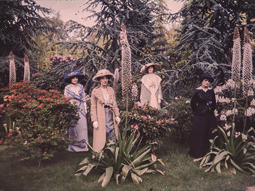 Jeunes femmes dans le jardin d'Albert Kahn, Proprietes d'Albert Kahn, Boulogne, opérateur non identifié, 1910, autochrome, 9x12cm. ©CD92 - Musée départemental Albert-Kahn.