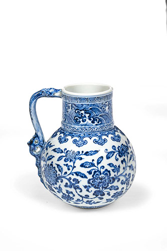 Hanap (Vase à boire) — Chine, dynastie Qing (1644-1912), marque et période Yongzheng (1723-1735). Fours de Jingdezhen, porcelaine à décor bleu sous couverte (qinghua). © Les Arts Décoratifs / Christophe Dellière.