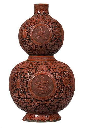 Double gourde (d’une paire) — Chine, dynastie Qing (1644-1912), période Qianlong (1736-1796) Laque sculptée dite « laque de Pékin » sur bois © Les Arts Décoratifs / Jean Tholance.