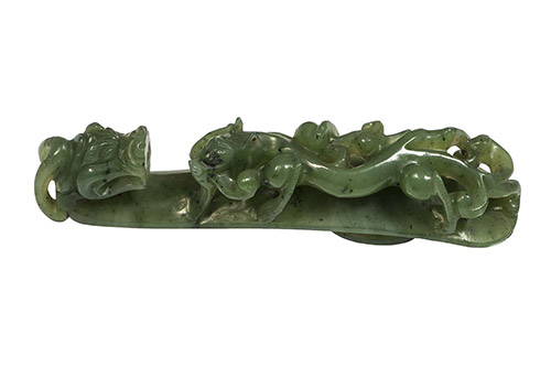Agrafe — Chine, dynastie Qing (1644-1912), XVIIIe-XIXe siècle Jade sculpté. © Les Arts Décoratifs / Christophe Dellière.