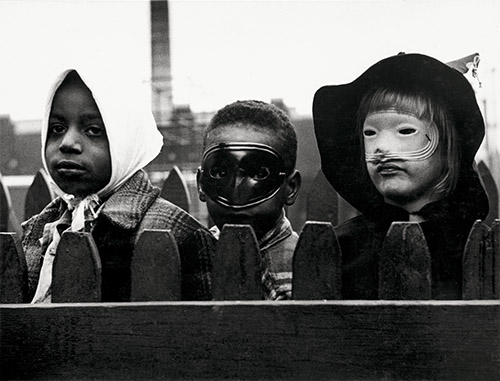 Yasuhiro Ishimoto, Chicago, Halloween, 1948-1952, tirage gélatino-argentique d'époque © Kochi Prefecture, Ishimoto Yasuhiro Photo Center