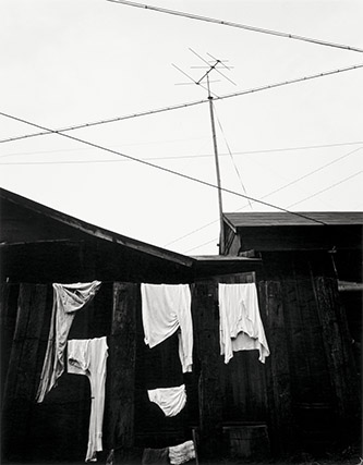 Yasuhiro Ishimoto, Tokyo, ville, 1963-1970, tirage gélatino-argentique © Kochi Prefecture, Ishimoto Yasuhiro Photo Center.