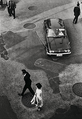 Yasuhiro Ishimoto, Tokyo, ville, 1953-1958, tirage gélatino-argentique © Kochi Prefecture, Ishimoto Yasuhiro Photo Center