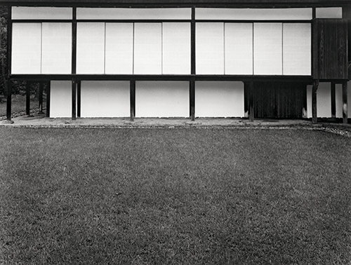 Yasuhiro Ishimoto, Villa impériale de Katsura, nouveau palais et pelouse, 1954, tirage gélatino-argentique © Kochi Prefecture, Ishimoto Yasuhiro Photo Center
