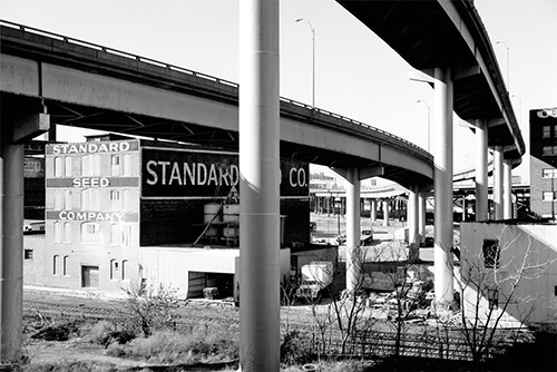 Lothar Baumgarten, Missouri Pacific System Lewis Clark Viaduct Kansas City, Jackson County Kansas, 1989. Épreuve gélation-argentique, 56.5 x 38.3 cm. Courtesy Lothar Baumgarten Estate et Marian Goodman Gallery.