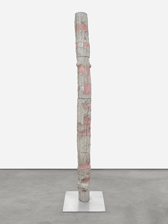 YU JI, Column No.3-2, 2023. Béton, savon, acier inoxydable. © Yu Ji. Courtesy the artist and Sadie Coles HQ, London Photo : Arthur Gray.