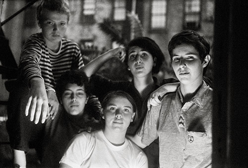 Donna Gottschalk, Oak, Robin, Binky, Chris et moi, BĂ©bĂ©s Gouines, E. 9th Street, New York, 1969, Courtesy de lâartiste et de Marcelle Alix © Donna Gottschalk.