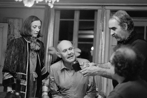 Leonardo Bezzola (photo). Niki de Saint Phalle, Pontus Hulten et Jean Tinguely au cours d’un dîner dans la maison-atelier des artistes, Essonne, septembre 1982.Photo © Estate Leonardo Bezzola.