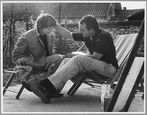 Niki de Saint Phalle et Jean Tinguely, impasse Ronsin, Paris, 1961. Photo © Centre Pompidou, MNAM-CCI, Bibliothèque Kandinsky/Fonds Shunk et Kender/Dist. GrandPalaisRmn. Photo Shunk-Kender © J. Paul Getty Trust, tous droits réservés. Gift of the Roy Lichtenstein Foundation in memory of Harry Shunk and Janos Kender.