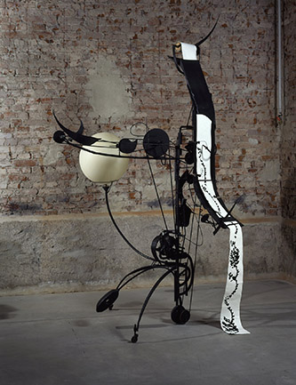Jean Tinguely, Méta-matic no 17, 1959. Fer et bois peints, papier, encre, latex, moteur à carburant, 330 x 170 x 190 cm, Moderna Museet, Stockholm. Donation des Amis du Moderna Museet, 1965. © Adagp, Paris, 2025. Photo © Moderna Museet, Stockholm.